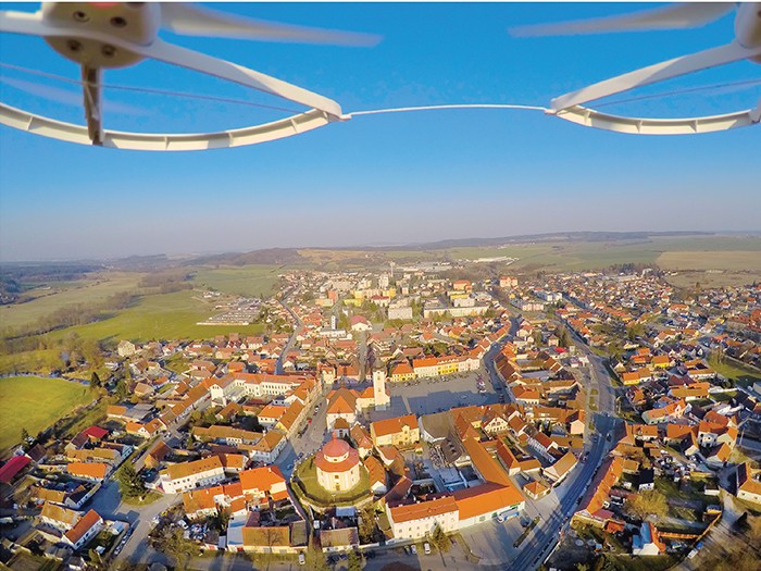 R10-15-15p66-67_9Drones_SoO.indd