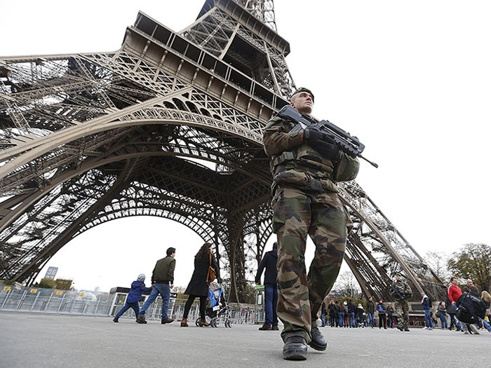French military patrol near the Eiffel Tower the day after a series of deadly attacks in Paris , November 14, 2015. REUTERS/Yves Herman - RTS6ZSC